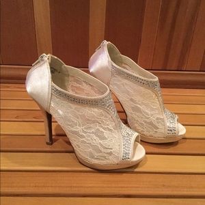 NEW White Michaelangelo Bridal Shoe Pumps